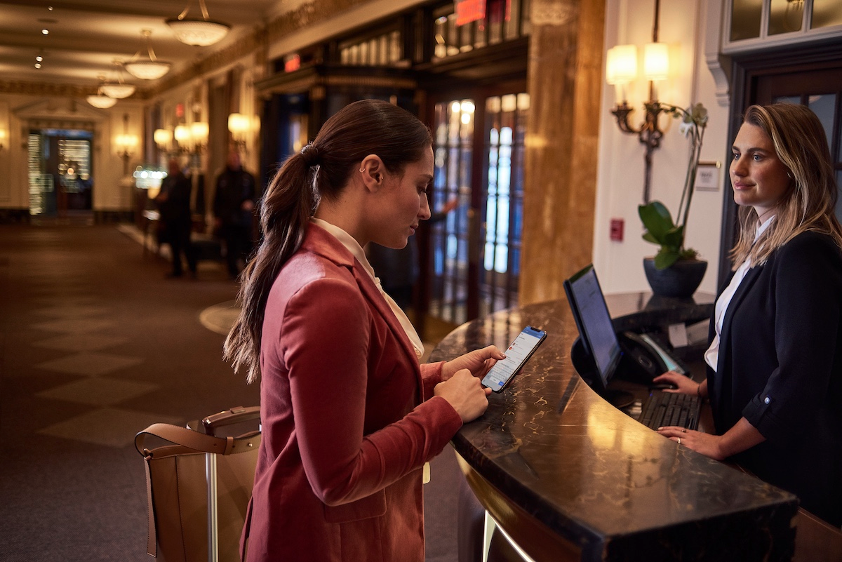 Cogwheel-Analytics-header-image_hotel-guest-at-check-in